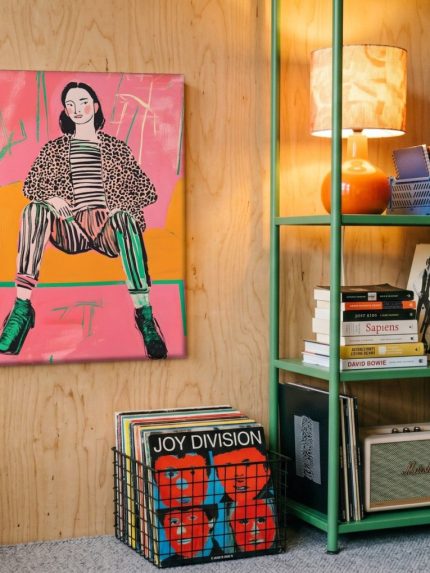 Zittende vrouw in luipaardjas, Mensen & Portretten schilderij aan de muur in interieur