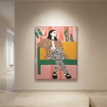 Vrouw in luipaardjas op groene bank, Mensen & Portretten schilderij aan de muur in interieur