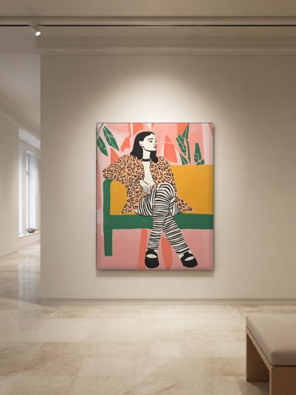 Vrouw in luipaardjas op groene bank, Mensen & Portretten schilderij aan de muur in interieur
