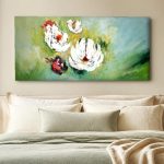 Witte bloesems in zachtgroen licht, Bloemen & Stilleven schilderij aan de muur in interieur