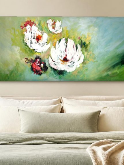 Witte bloesems in zachtgroen licht, Bloemen & Stilleven schilderij aan de muur in interieur