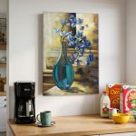 Turquoise vaas met blauwe bladtakken, Bloemen & Stilleven schilderij aan de muur in interieur