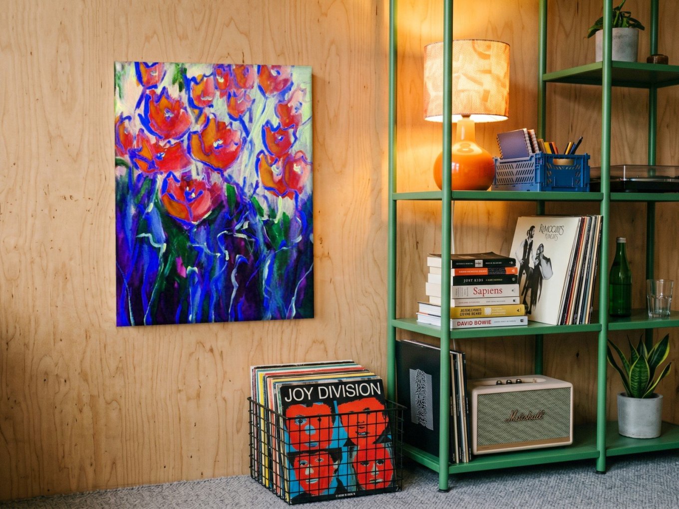 Vurige Tulpen in Blauw Contour, Bloemen & Stilleven schilderij aan de muur in interieur