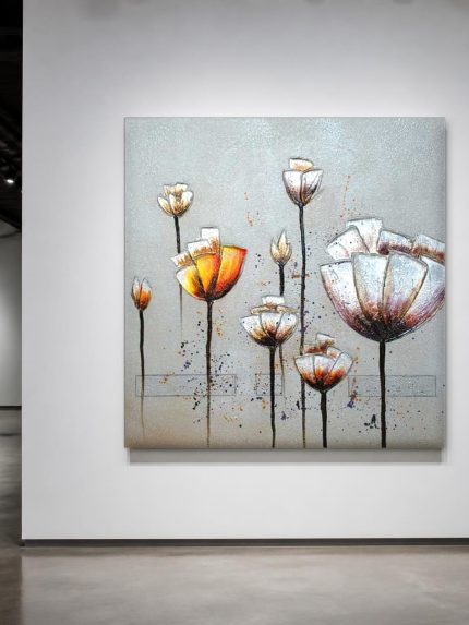Sierlijke Bloemen in Zilvergrijs, Bloemen & Stilleven schilderij aan de muur in interieur