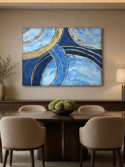 Cirkelend Blauw en Goud, Abstract & Modern schilderij aan de muur in interieur