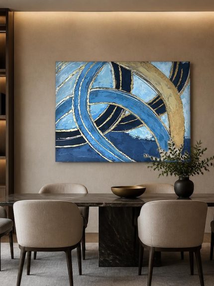 Cirkelend Blauw en Goud, Abstract & Modern schilderij aan de muur in interieur