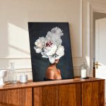 Vrouw Gehuld in Pioenrozen, Mensen & Portretten schilderij aan de muur in interieur