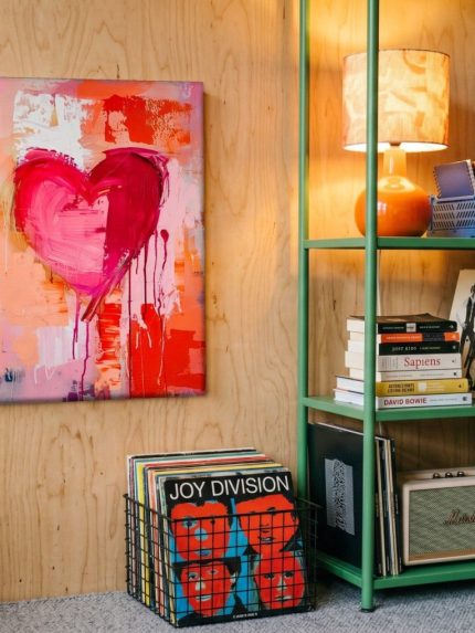 Kloppend Hart in Roze en Rood, Abstract & Modern schilderij aan de muur in interieur