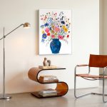 Weelderig Boeket in Blauwe Vaas, Bloemen & Stilleven schilderij aan de muur in interieur