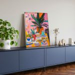 Weelderig Plantenstilleven op Gele Tafel, Bloemen & Stilleven schilderij aan de muur in interieur