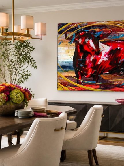 Rode stier in beweging, Dieren schilderij aan de muur in interieur