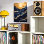 Gouden Maan boven Blauwe Golven, Abstract & Modern schilderij aan de muur in interieur