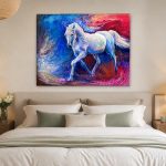Wit paard in kleurenstorm, Dieren schilderij aan de muur in interieur