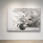 Bloesemtak in Grijze Kruik, Bloemen & Stilleven schilderij aan de muur in interieur