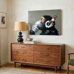 Peinzende Chimpansee met Koptelefoon, Dieren schilderij aan de muur in interieur