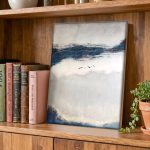 Vogels boven de mist, Natuur & Landschap schilderij aan de muur in interieur