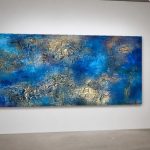 Blauwe Diepte met Goudglans, Abstract & Modern schilderij aan de muur in interieur