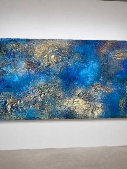 Blauwe Diepte met Goudglans, Abstract & Modern schilderij aan de muur in interieur